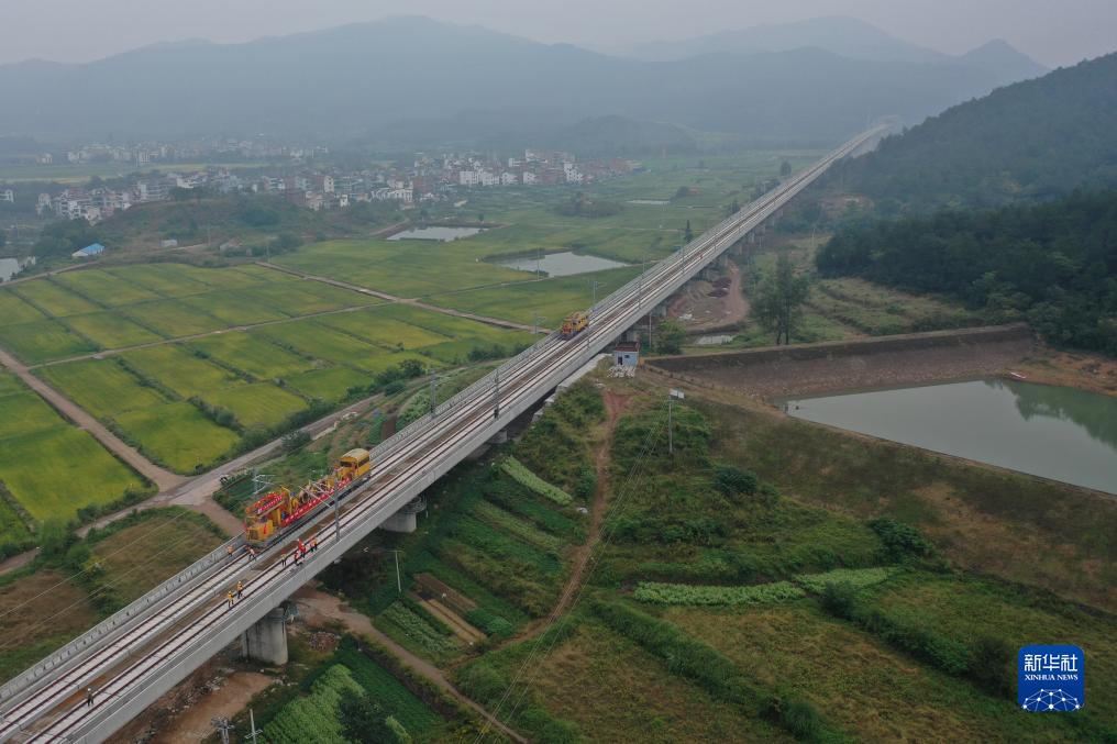 浙江:杭温铁路开始架设接触线