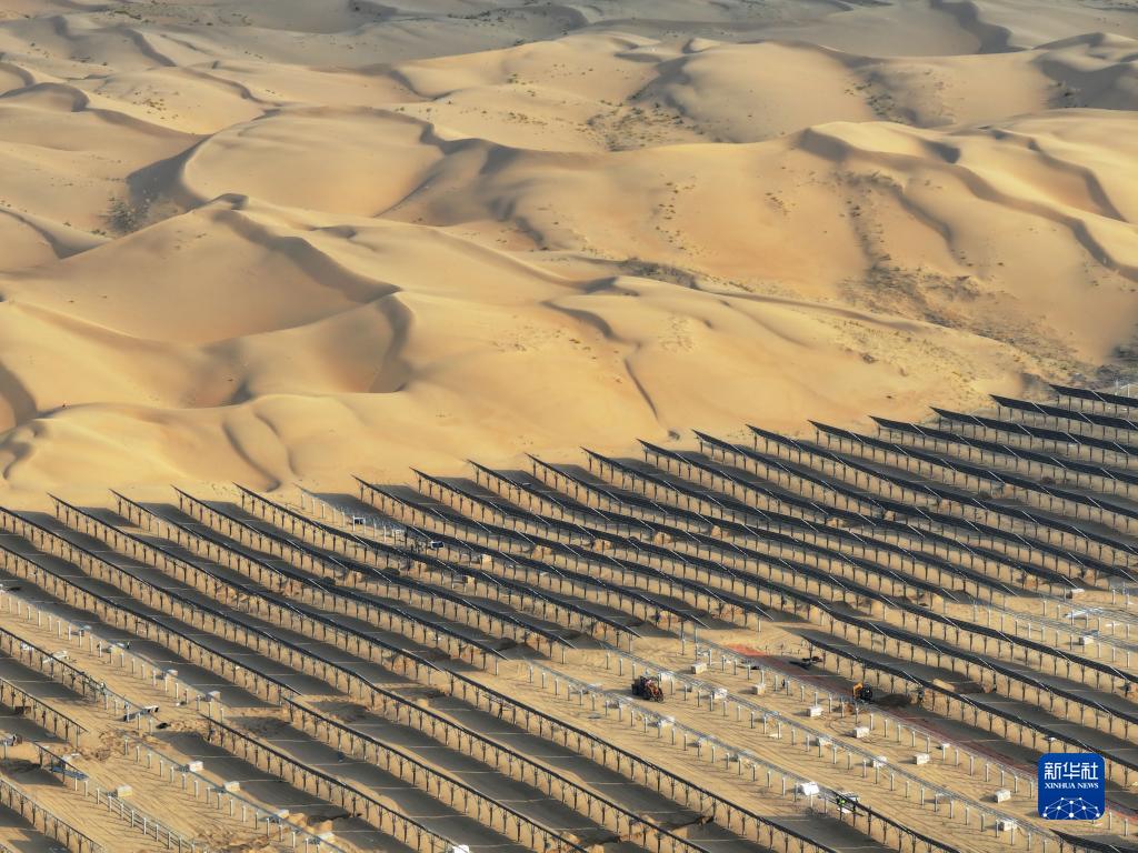 内蒙古达拉特旗:金沙如海翻“蓝浪”