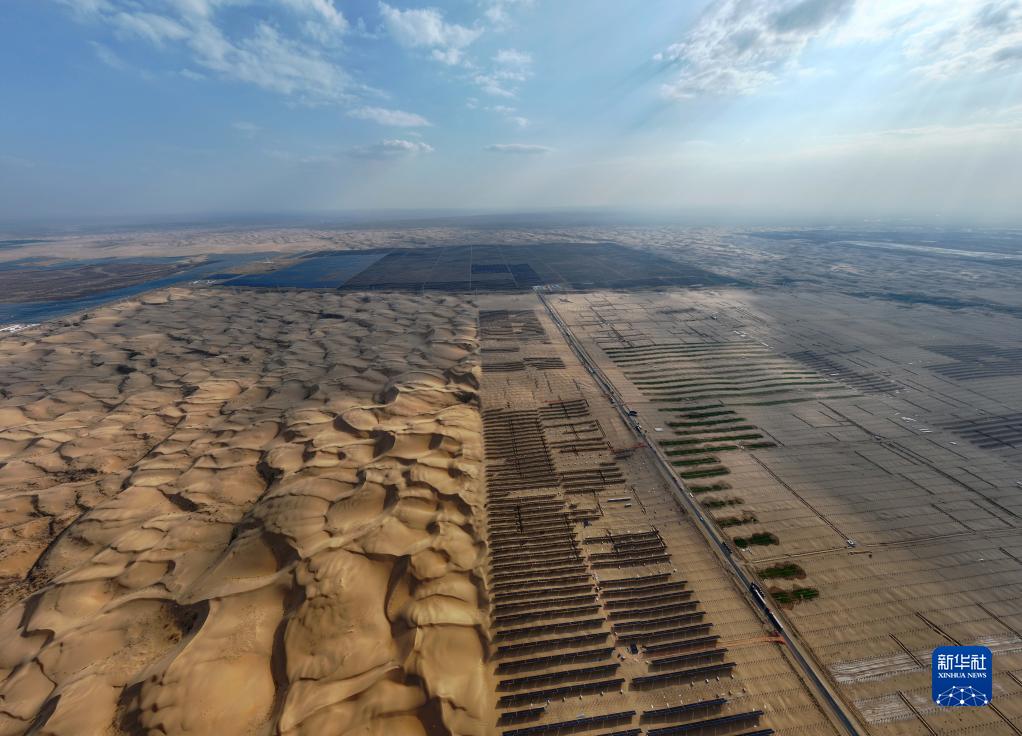 内蒙古达拉特旗:金沙如海翻“蓝浪”