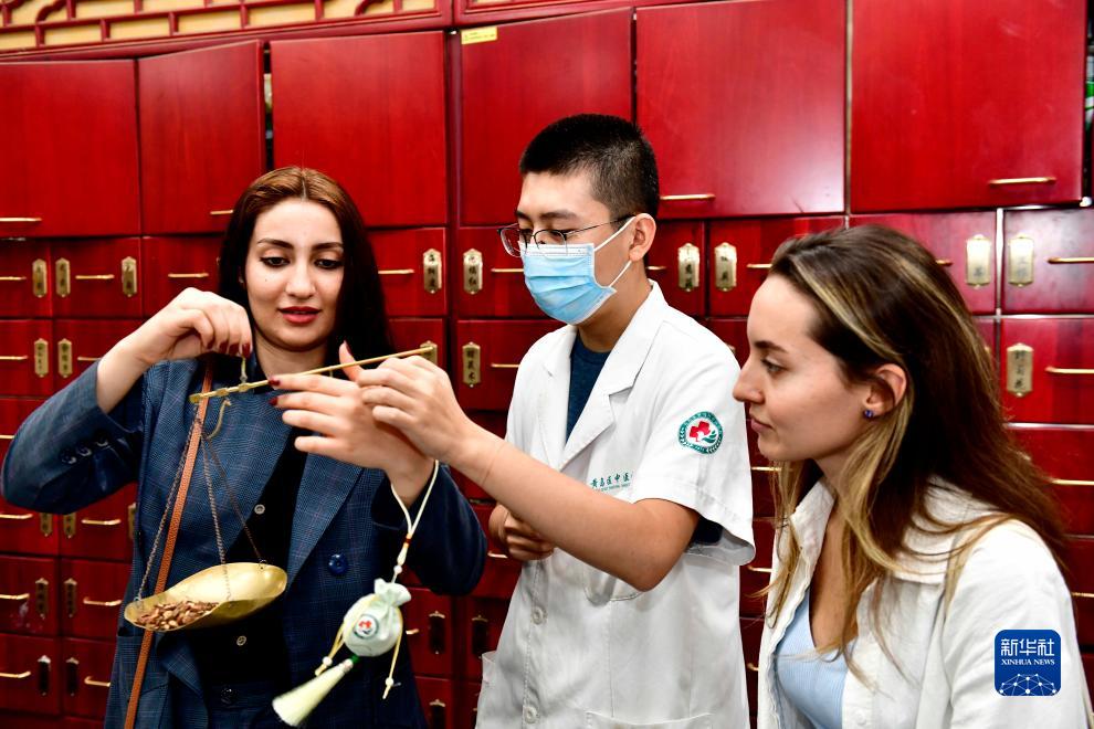 共建“一带一路”国家留学生感受中医药文化魅力