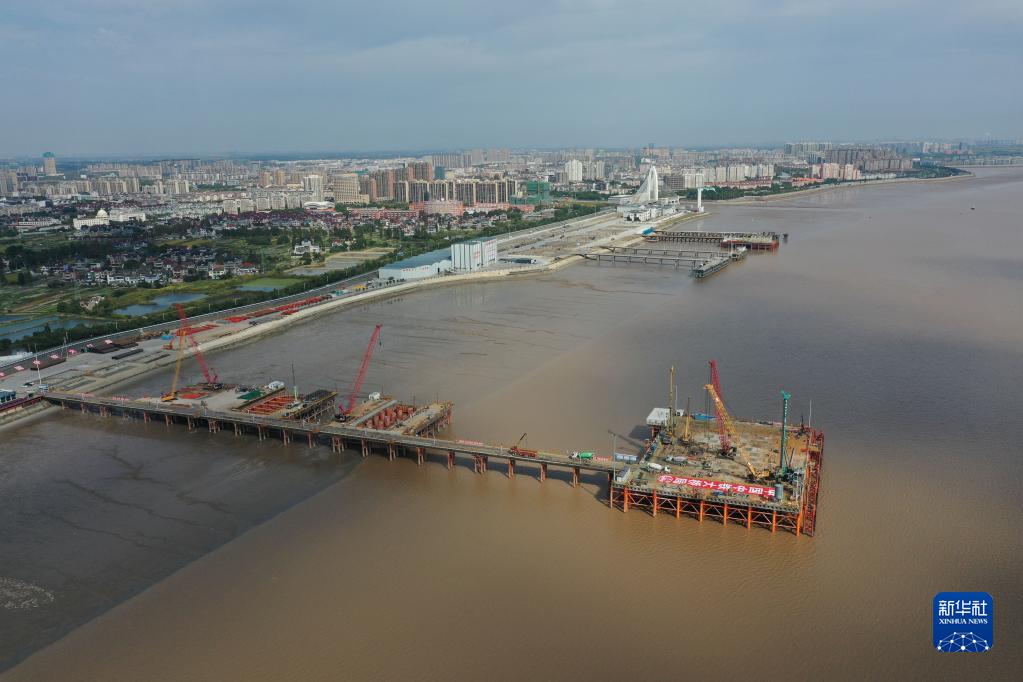 杭州湾跨海铁路桥首个主塔墩桩基施工完成