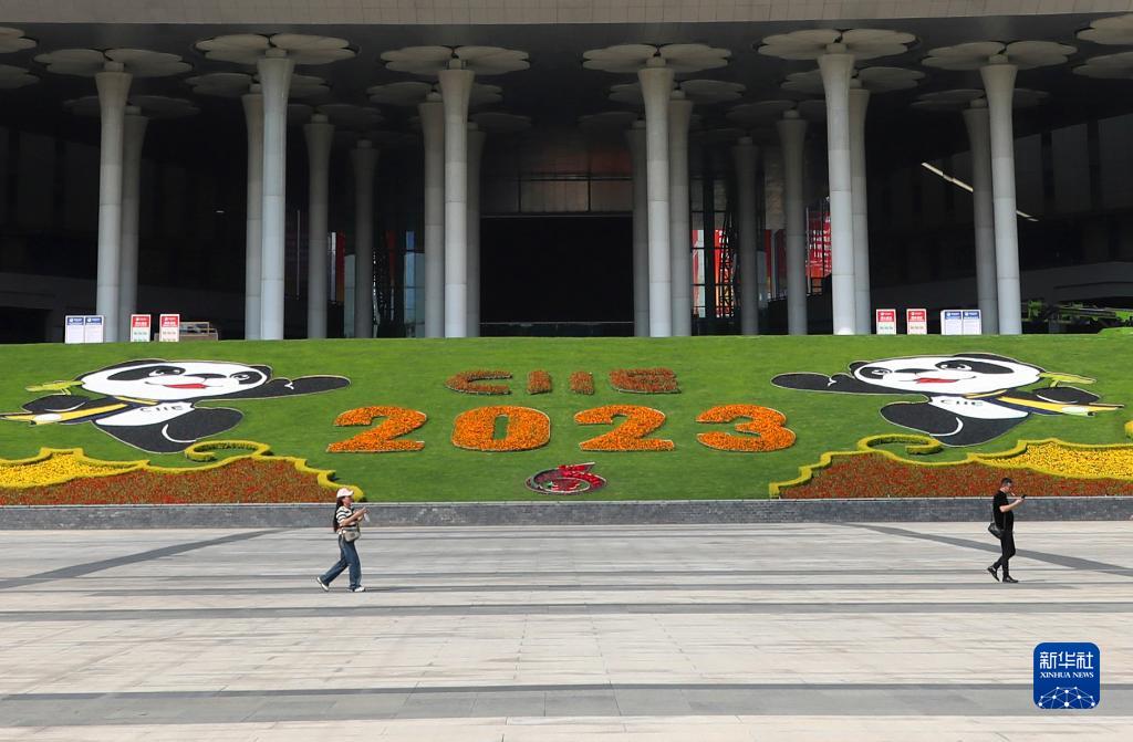 上海：进博场馆装饰一新迎盛会