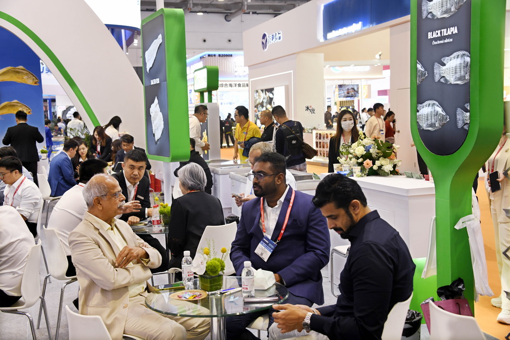 第26届中国国际渔业博览会在青岛开幕 10月25日,参会者在渔业博览会上洽谈。