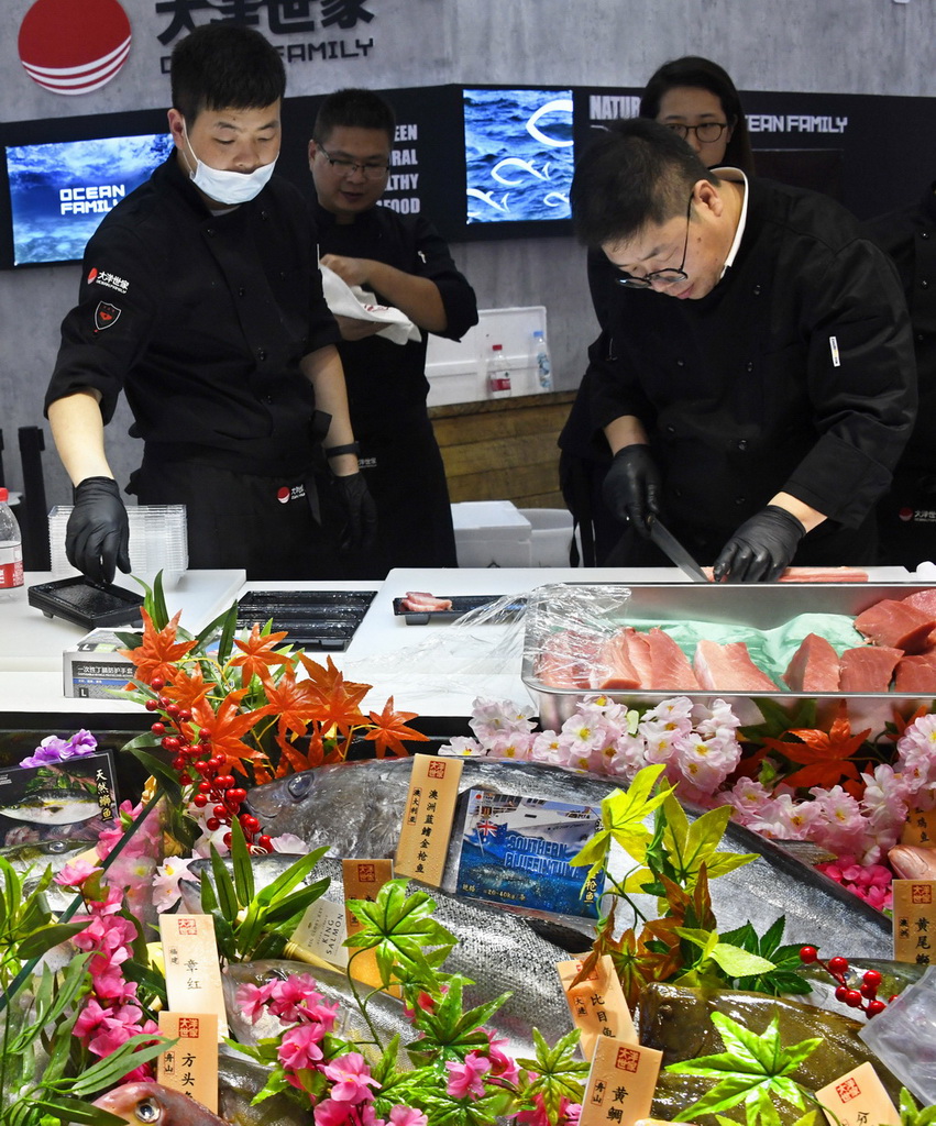 第26届中国国际渔业博览会在青岛开幕 10月25日,参展企业在渔业博览会上展示、加工水产品。