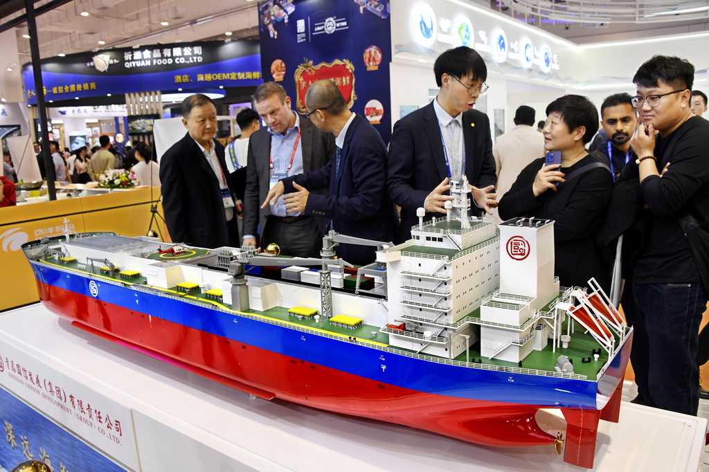 第26届中国国际渔业博览会在青岛开幕 10月25日,参会者在渔业博览会上参观交流。
