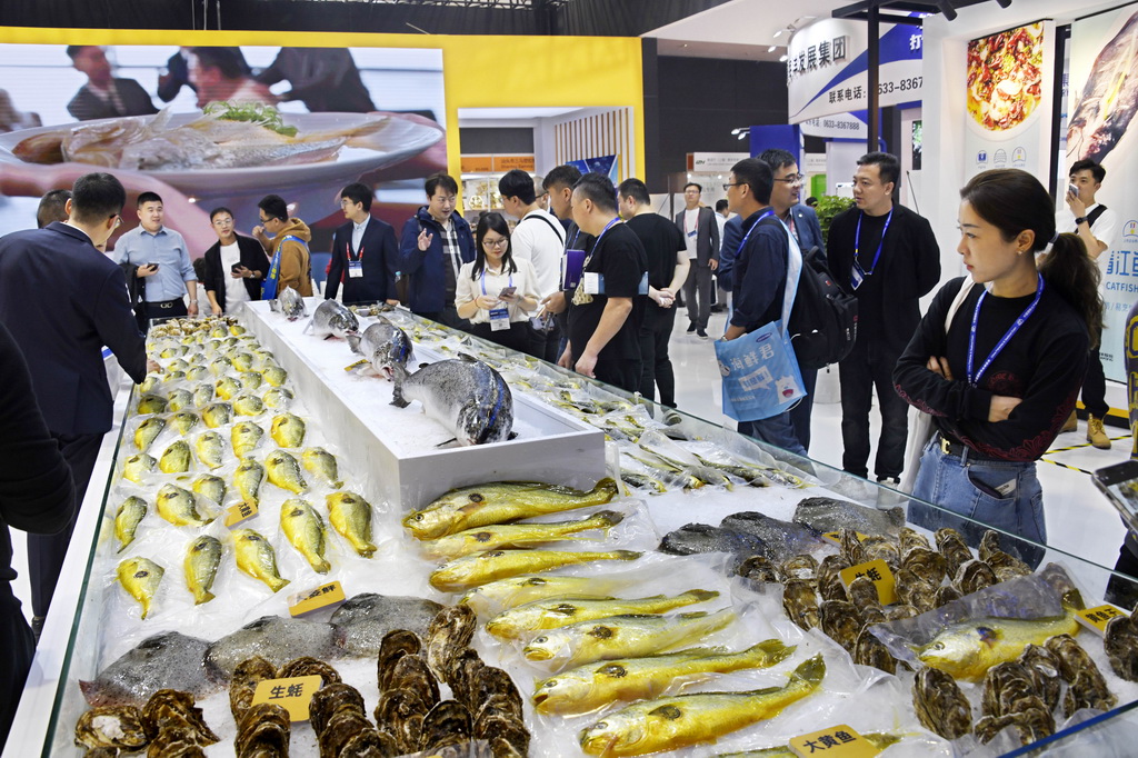 第26届中国国际渔业博览会在青岛开幕 10月25日,参会者在渔业博览会上参观交流。