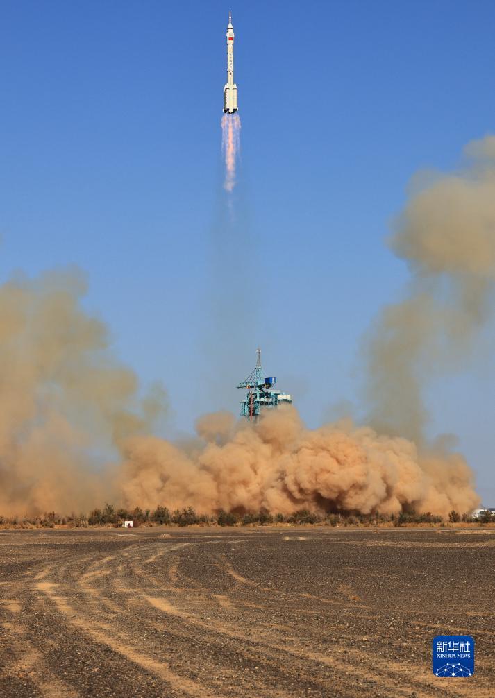 神舟十七号载人飞船发射圆满成功