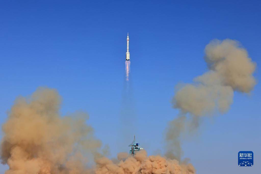 神舟十七号载人飞船发射圆满成功
