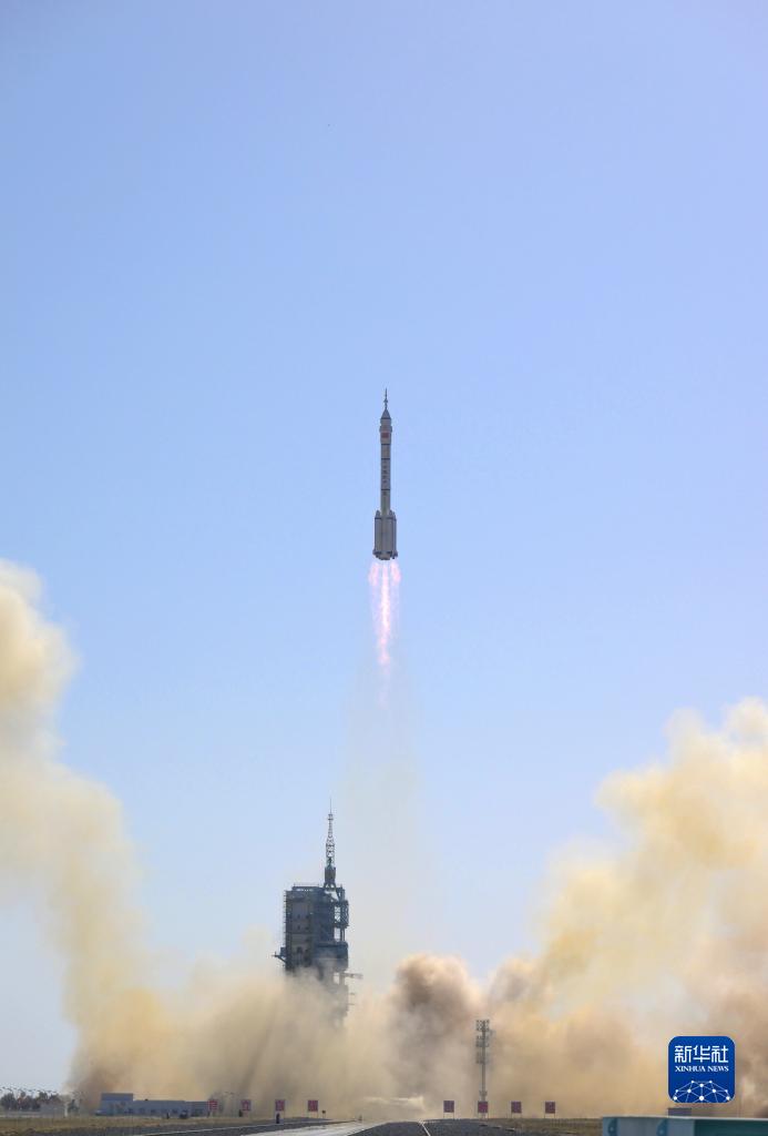 神舟十七号载人飞船发射圆满成功