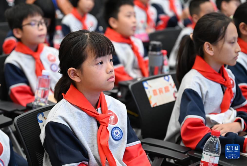 武汉小学生走进“好奇芯课堂”