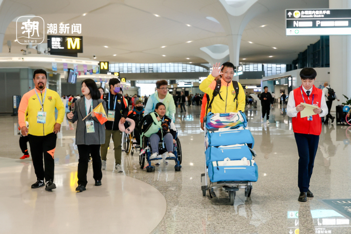 温暖告别！杭州机场迎亚残运会代表团出港高峰，他们说一定会再来