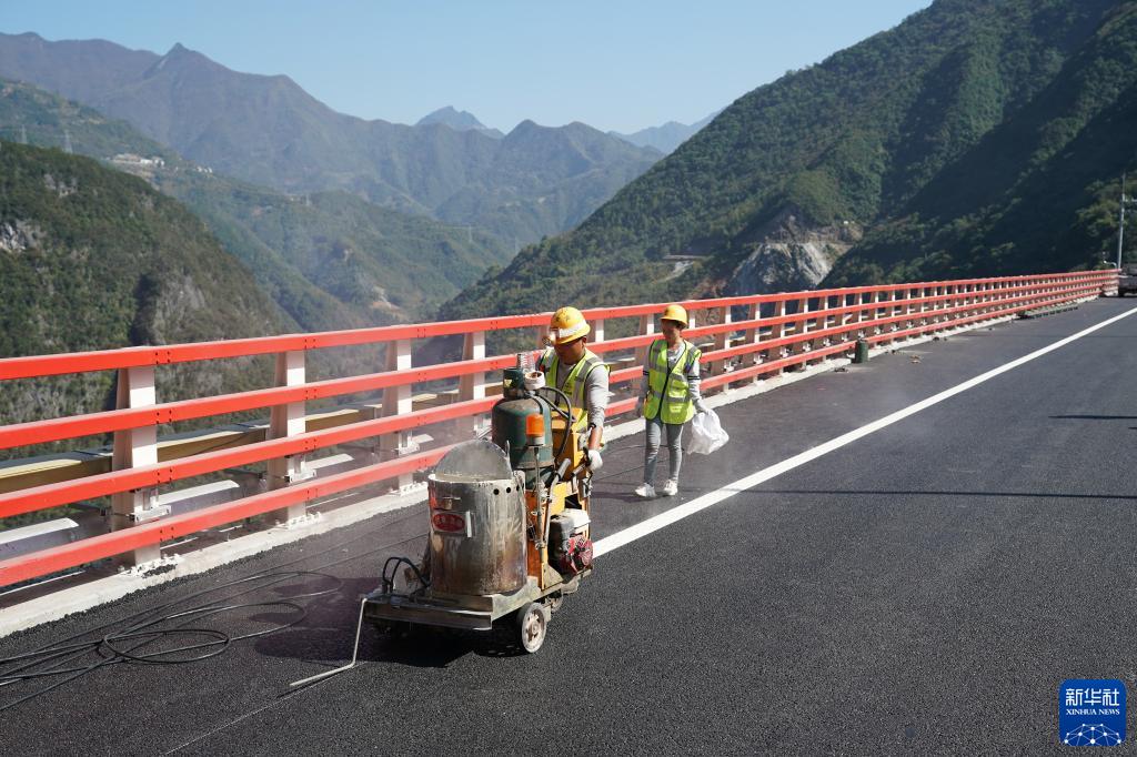 新华全媒+丨巫镇高速通车在即 陕西重庆连起高速公路新通道