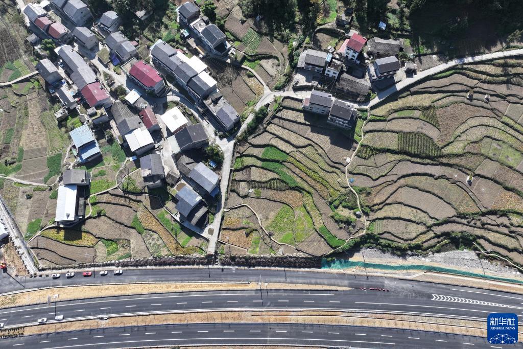 新华全媒+丨巫镇高速通车在即 陕西重庆连起高速公路新通道