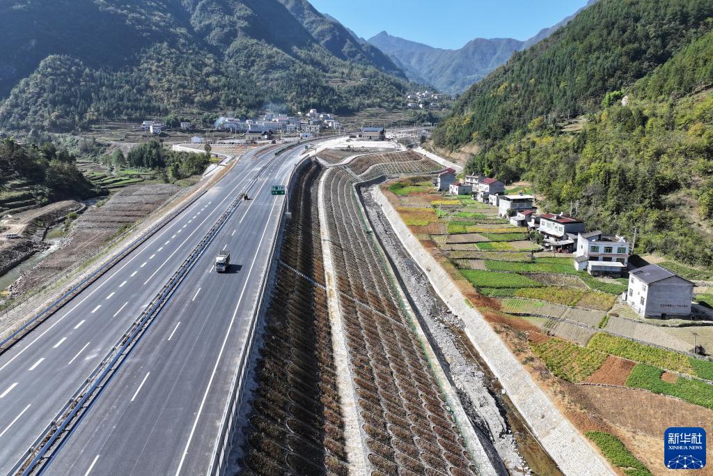 新华全媒+丨巫镇高速通车在即 陕西重庆连起高速公路新通道