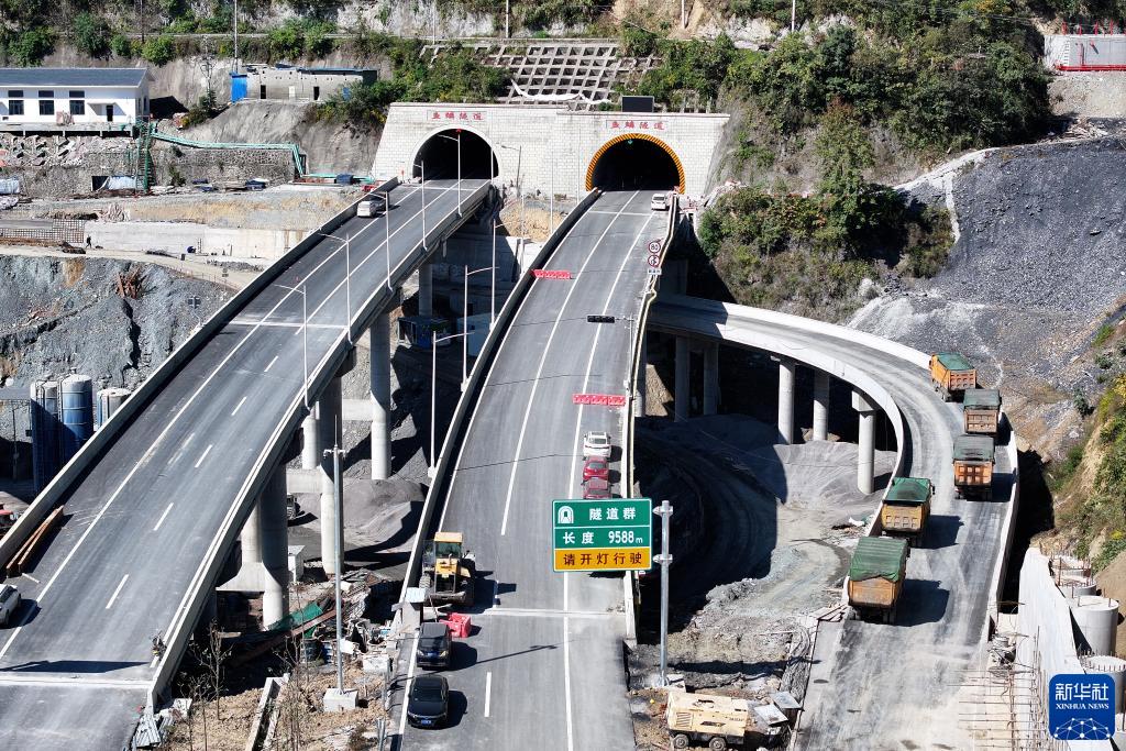 新华全媒+丨巫镇高速通车在即 陕西重庆连起高速公路新通道