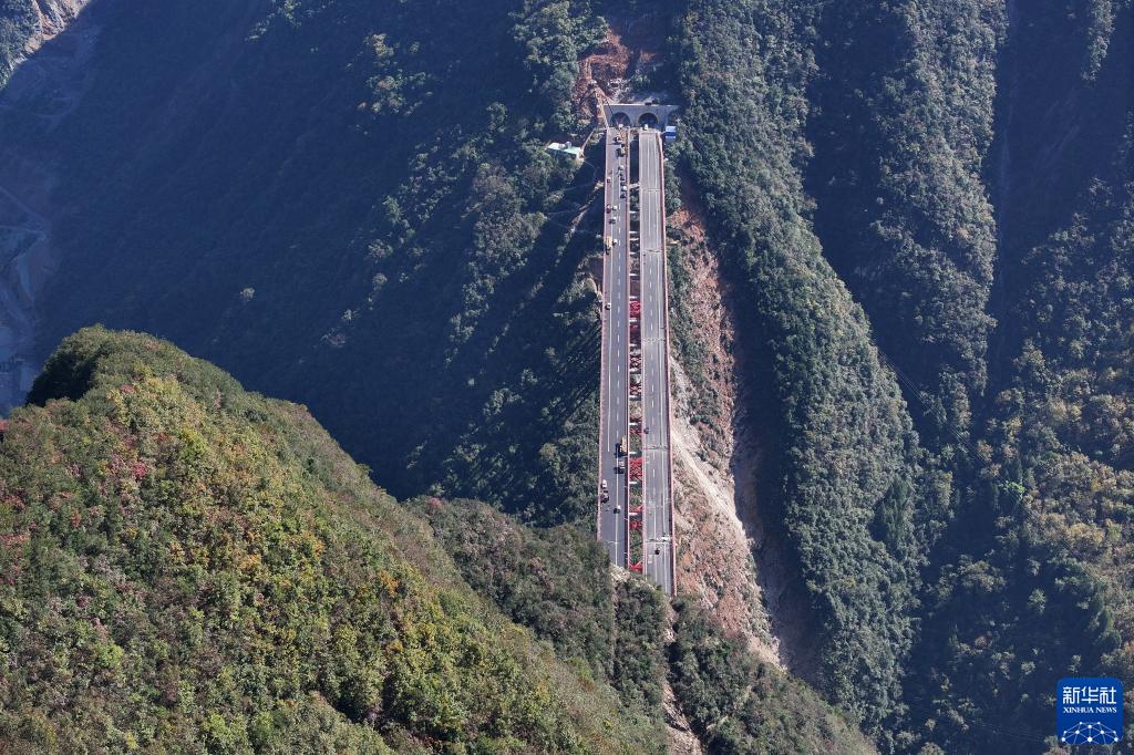 新华全媒+丨巫镇高速通车在即 陕西重庆连起高速公路新通道