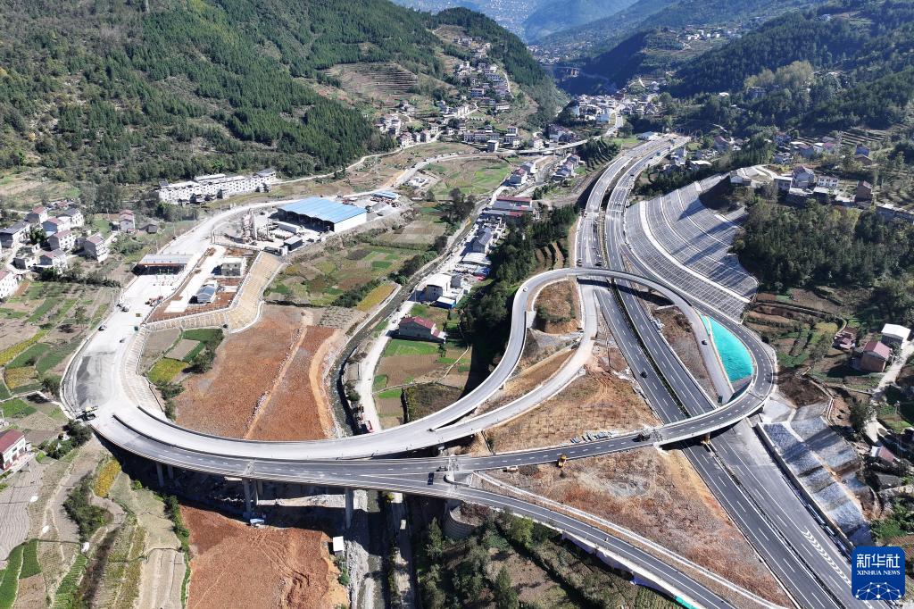 新华全媒+丨巫镇高速通车在即 陕西重庆连起高速公路新通道