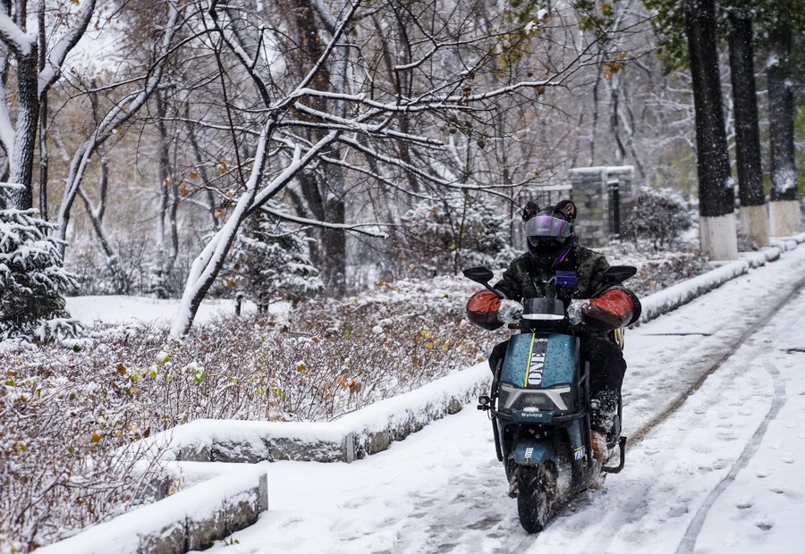 风雪无阻保民生 中国东北全力应对大范围雨雪寒潮降温天气