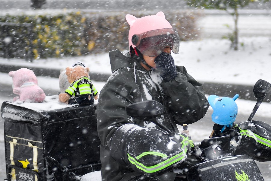 风雪无阻保民生 中国东北全力应对大范围雨雪寒潮降温天气