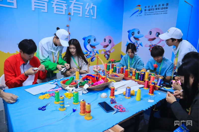 【活力·看青运】广西非遗实力“圈粉” 学青会运动员沉浸体验传统文化