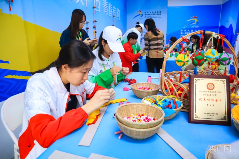 【活力·看青运】广西非遗实力“圈粉” 学青会运动员沉浸体验传统文化