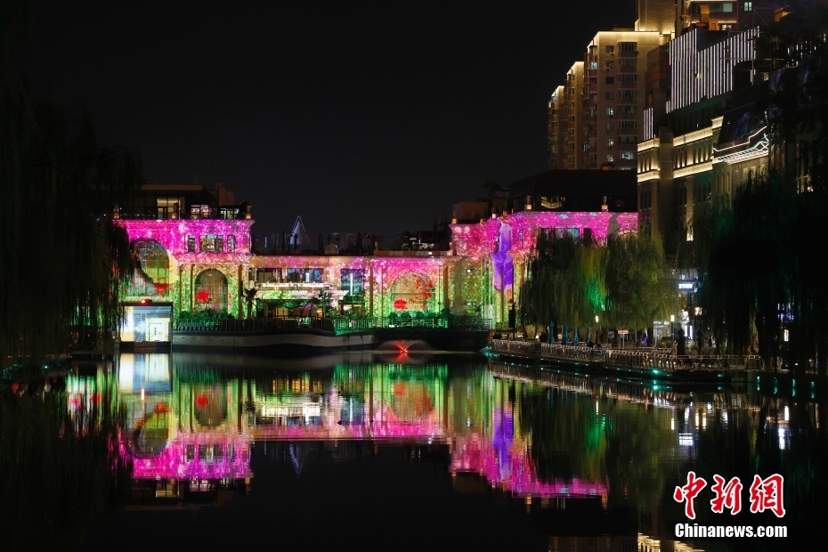 北京市民亮马河畔欣赏灯光秀