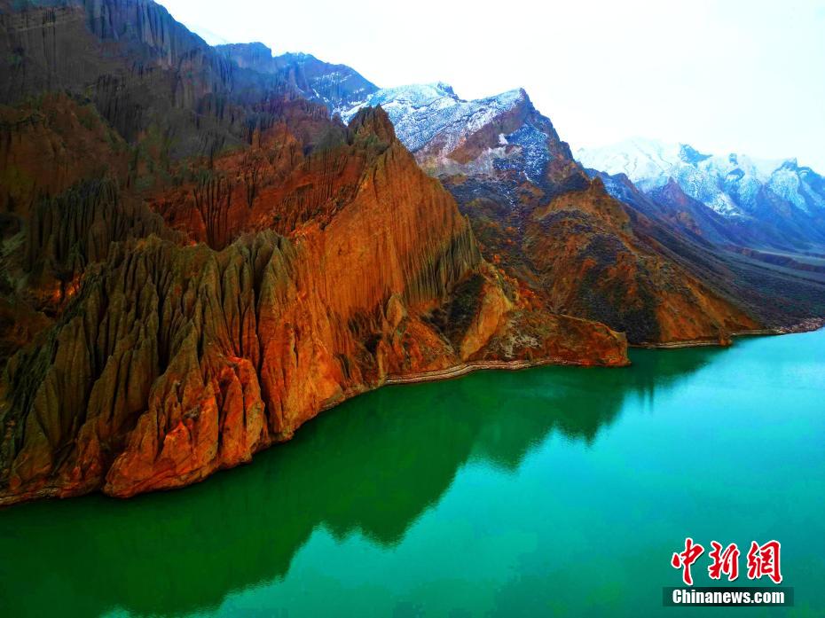 冬日里新疆昌吉努尔加大峡谷犹如水墨丹青