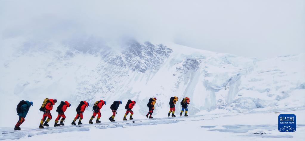 听登山英雄们讲珠峰的故事