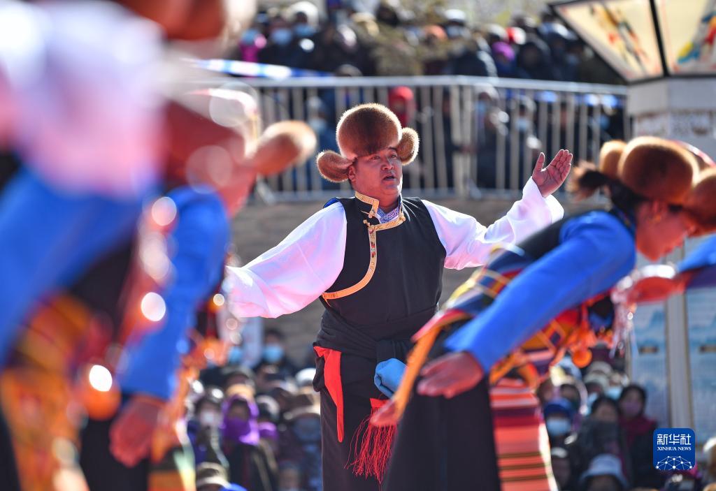 西藏康马县:村文艺演出队尽展农牧民新风貌