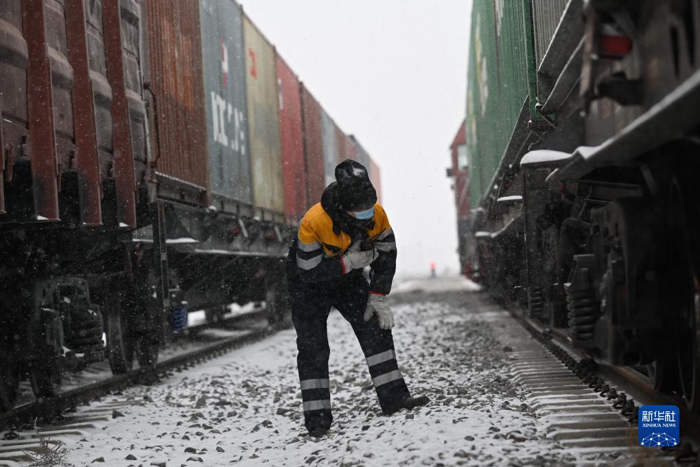 铁路调车员：风雪中保障中欧班列平稳运行
