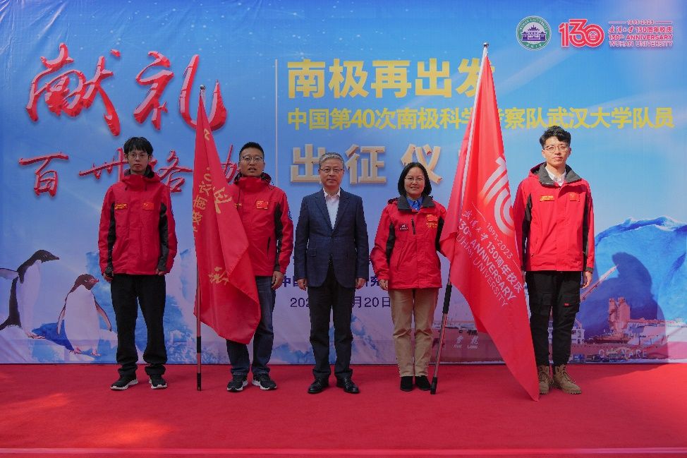 跟着总书记看中国｜极地之光 屹立苍穹