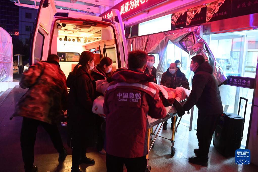 甘肃积石山6.2级地震已有多人伤亡 各方面正全力组织救援