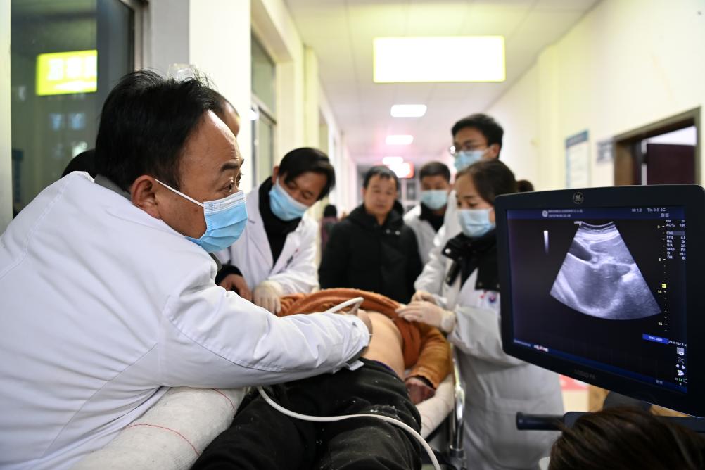 寒夜里的生命守护——甘肃积石山6.2级地震灾区首夜目击