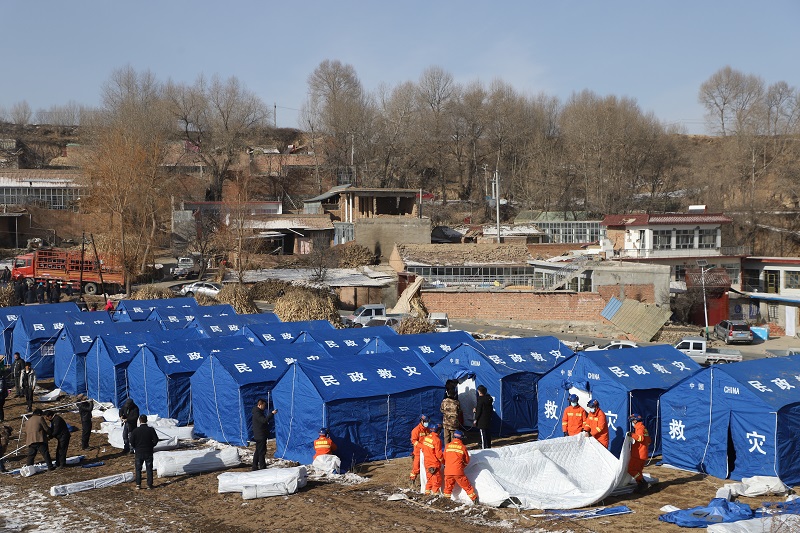 【组图】“火焰蓝”集中救援力量搭建救灾帐篷