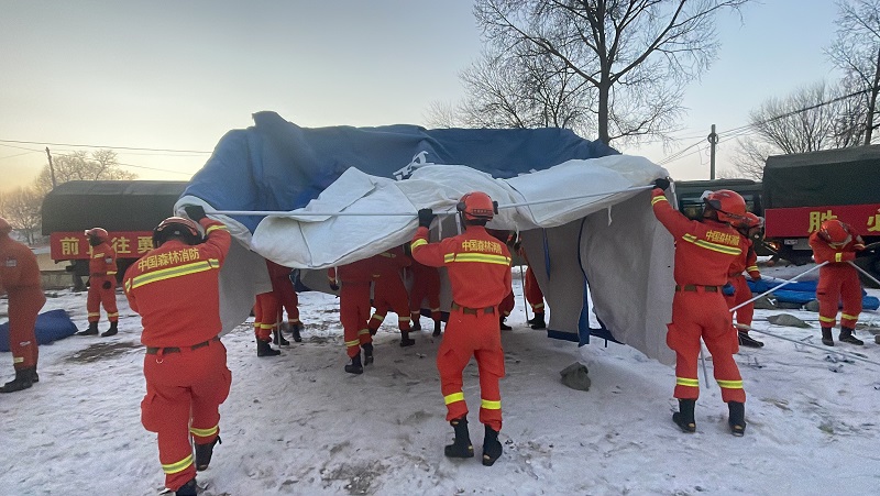 【组图】“火焰蓝”集中救援力量搭建救灾帐篷