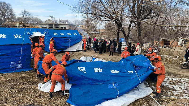 【组图】“火焰蓝”集中救援力量搭建救灾帐篷