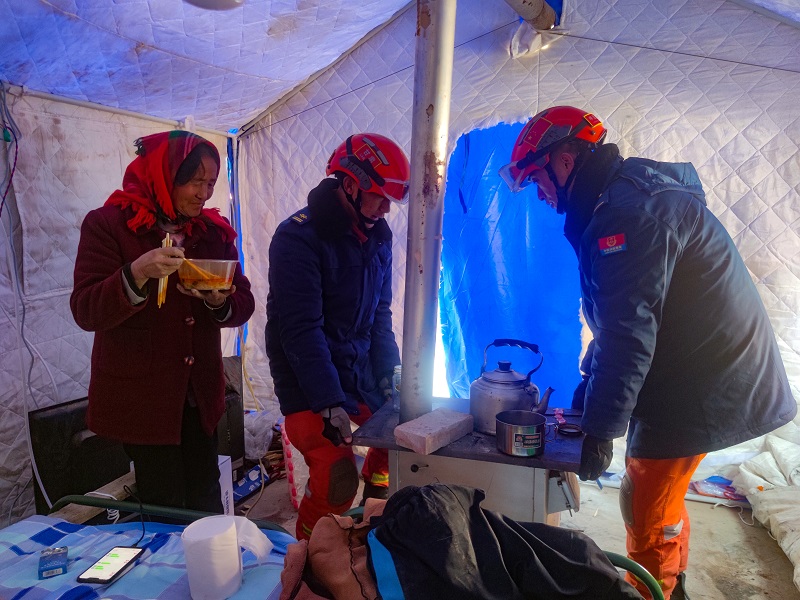 【组图】“火焰蓝”集中救援力量搭建救灾帐篷