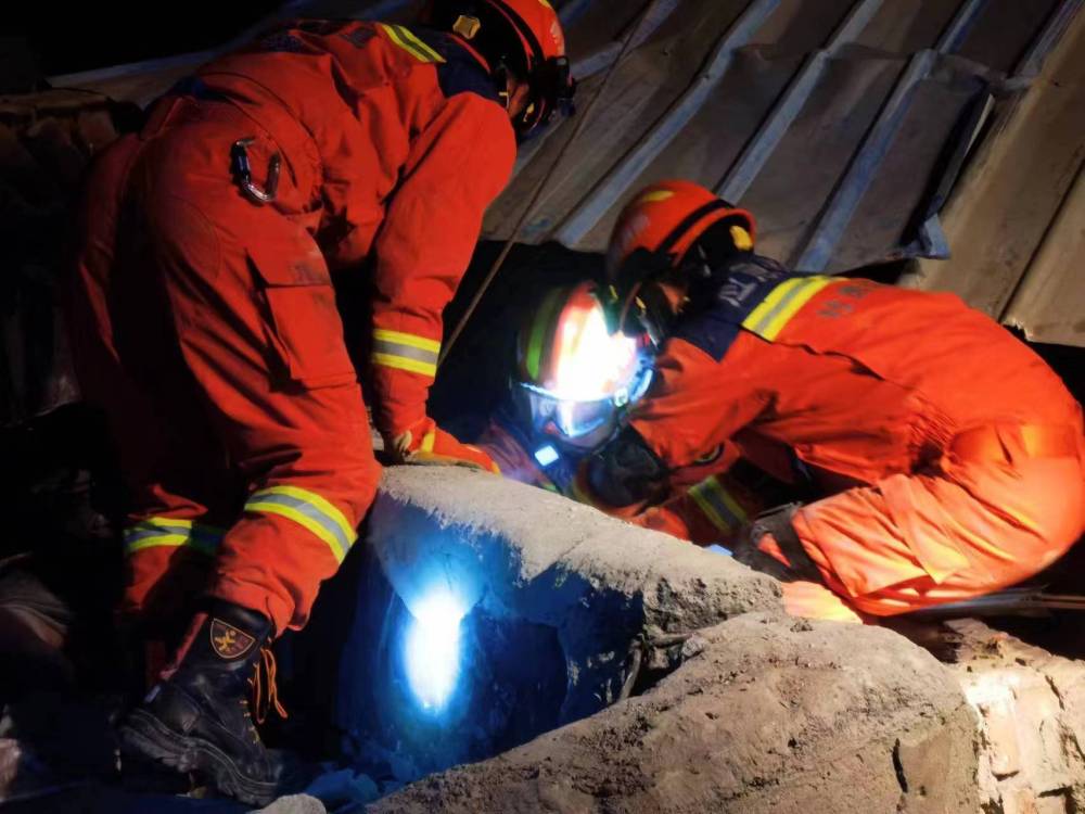 来自积石山地震灾区的最新报道丨每一缕光线，都是希望