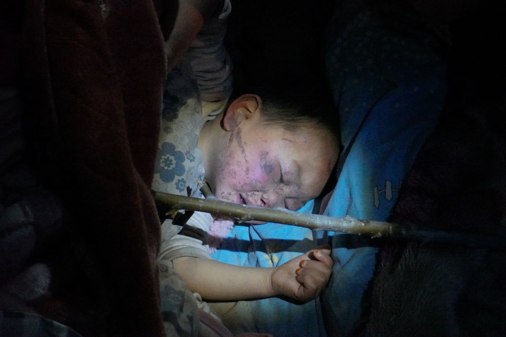 来自积石山地震灾区的最新报道丨每一缕光线，都是希望