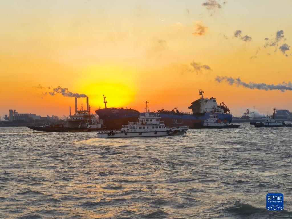 一韩国籍空载船舶在长江常熟段起火 遇险22人已全部获救