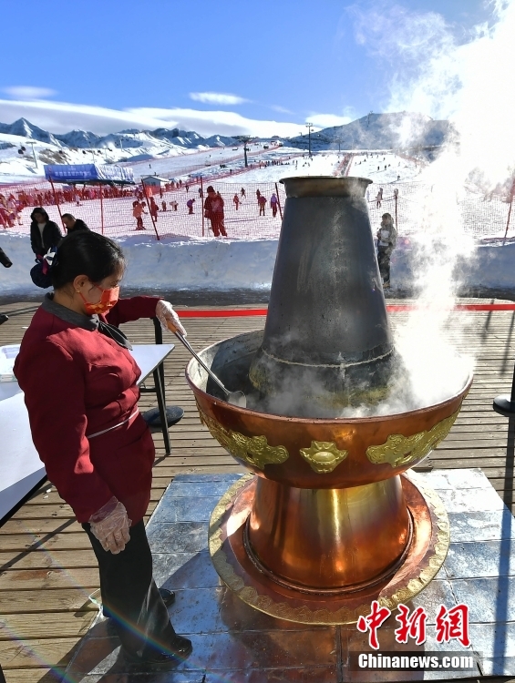 (追着雪花看新疆)新疆阜康:滑雪场冬至日送饺子 (追着雪花看新疆)新疆阜康:滑雪场冬至日送饺子