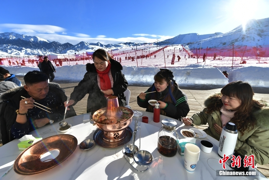 (追着雪花看新疆)新疆阜康:滑雪场冬至日送饺子 (追着雪花看新疆)新疆阜康:滑雪场冬至日送饺子