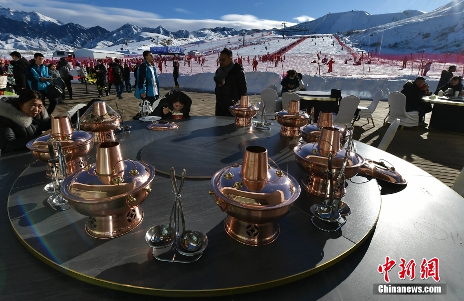 （追着雪花看新疆）新疆阜康：滑雪场冬至日送饺子