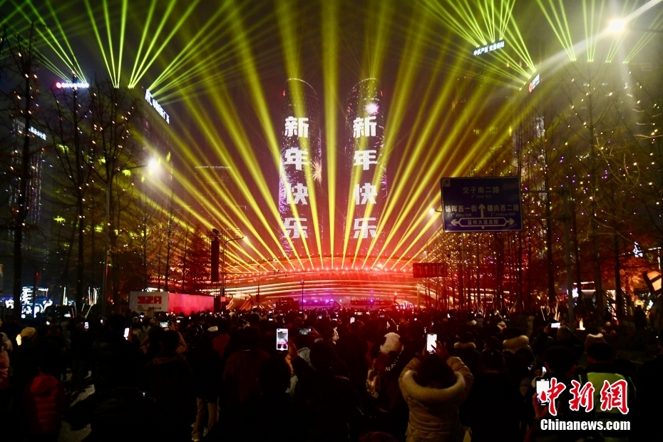 成都金融城双子塔上演灯光秀庆新年