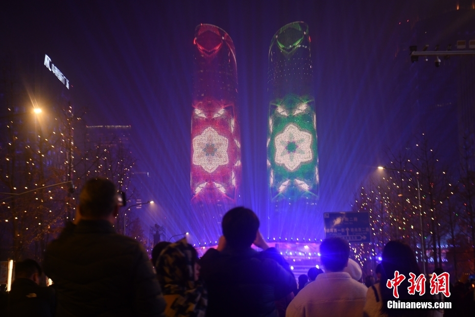成都金融城双子塔上演灯光秀庆新年