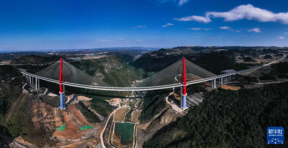 贵州龙里河大桥建设进入收尾阶段