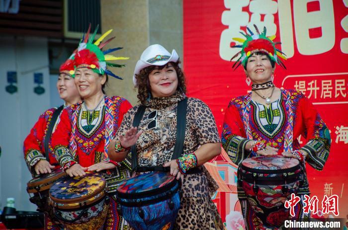 “候鸟老人”南飞享受南国暖冬 广西北海汇聚“南腔北调”