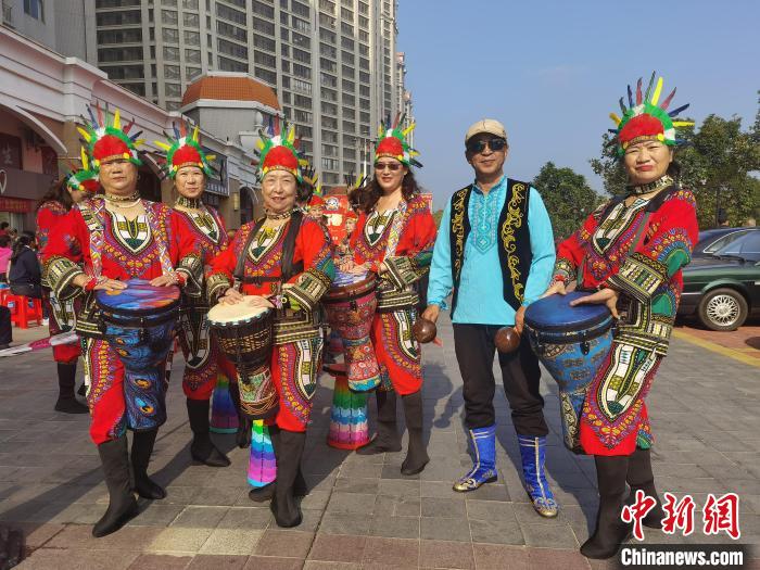 “候鸟老人”南飞享受南国暖冬 广西北海汇聚“南腔北调”