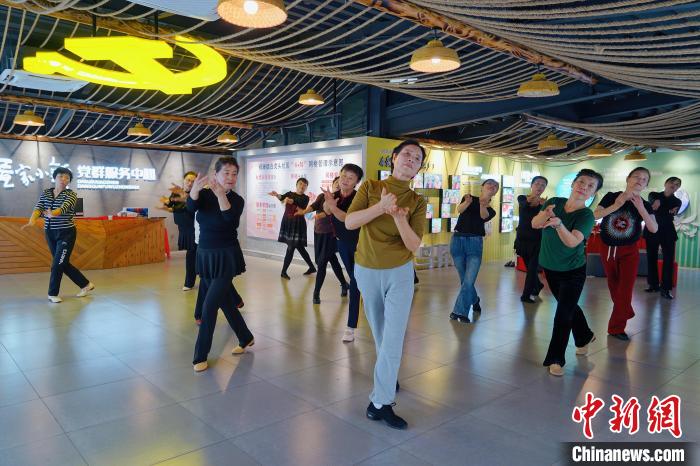 “候鸟老人”南飞享受南国暖冬 广西北海汇聚“南腔北调”