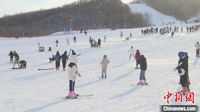 半岛体育官网随冰雪名将探秘“十四冬”：有深情有有热情(图3)